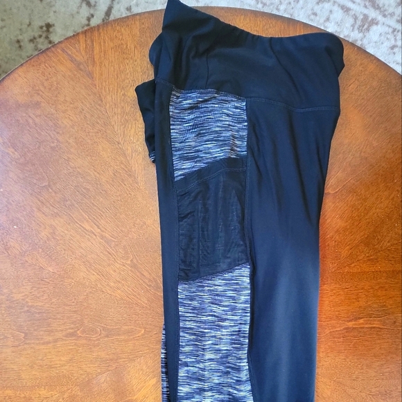 PLUS SIZE CAPRI LEGGINGS - Picture 3 of 3